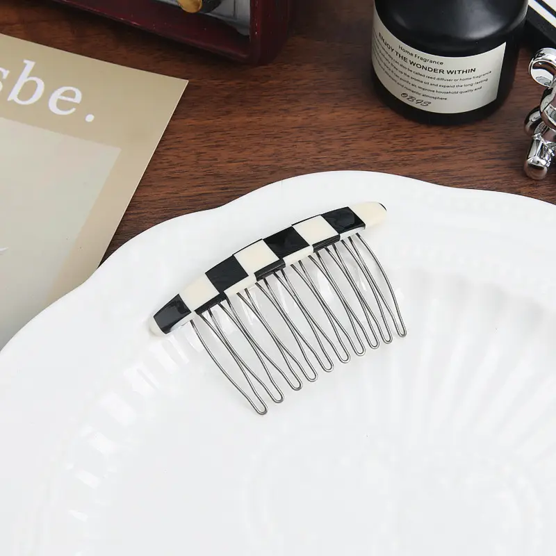 Women's Hair Comb with Leopard Print Design - Image 3