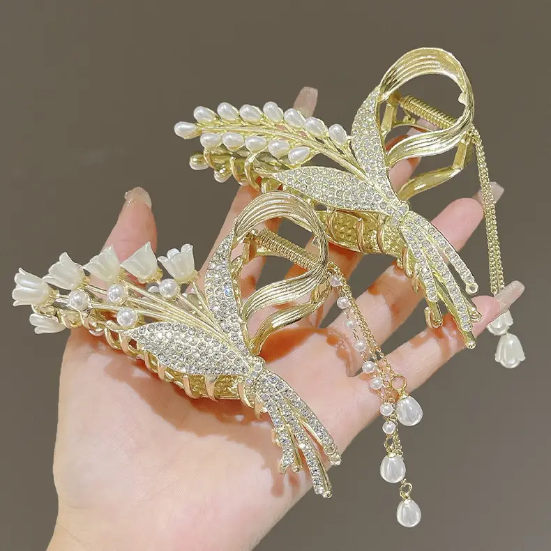 Antique Pearl Hair Clip for Women's Back of Head — feature 3