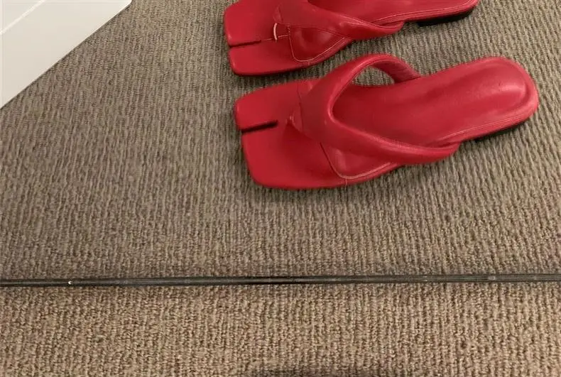 Stylish Red Pig Trotter-Shaped Flip-Flops for Women, 2026 Summer Outdoor Fashion Beach Shoes, Flat Thong Sandals — feature 11