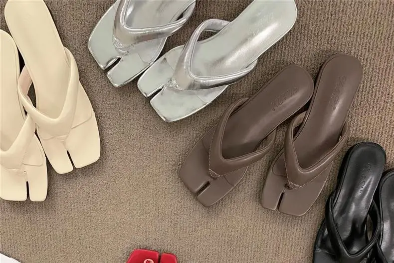 Stylish Red Pig Trotter-Shaped Flip-Flops for Women, 2026 Summer Outdoor Fashion Beach Shoes, Flat Thong Sandals — feature 12