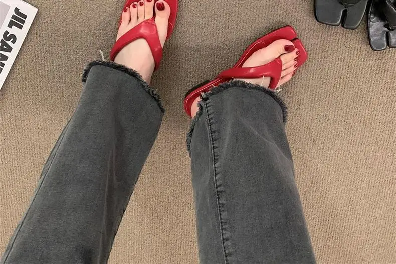 Stylish Red Pig Trotter-Shaped Flip-Flops for Women, 2026 Summer Outdoor Fashion Beach Shoes, Flat Thong Sandals — feature 13