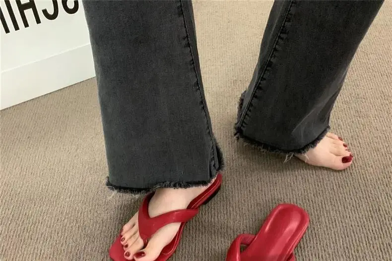 Stylish Red Pig Trotter-Shaped Flip-Flops for Women, 2026 Summer Outdoor Fashion Beach Shoes, Flat Thong Sandals — feature 2