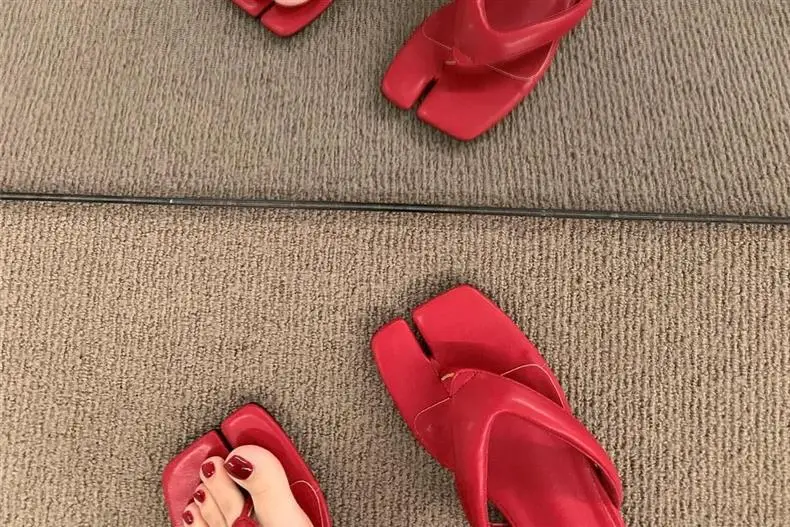 Stylish Red Pig Trotter-Shaped Flip-Flops for Women, 2026 Summer Outdoor Fashion Beach Shoes, Flat Thong Sandals — feature 3