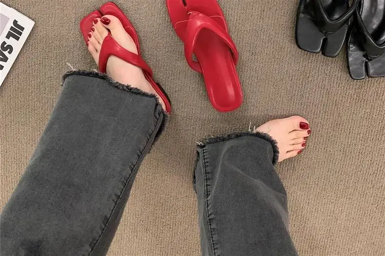 Stylish Red Pig Trotter-Shaped Flip-Flops for Women, 2026 Summer Outdoor Fashion Beach Shoes, Flat Thong Sandals — feature 5