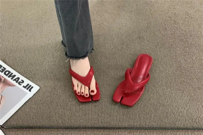 Stylish Red Pig Trotter-Shaped Flip-Flops for Women, 2026 Summer Outdoor Fashion Beach Shoes, Flat Thong Sandals — feature 6