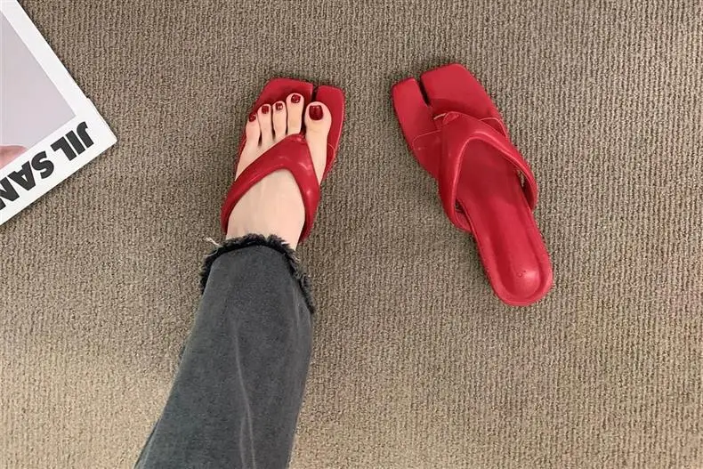 Stylish Red Pig Trotter-Shaped Flip-Flops for Women, 2026 Summer Outdoor Fashion Beach Shoes, Flat Thong Sandals — feature 7