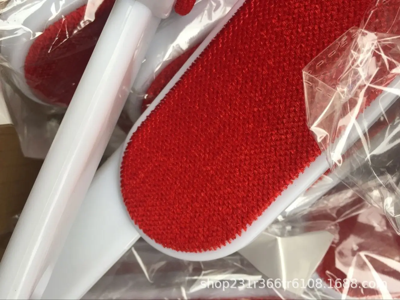 Double-Sided Electrostatic Hair Removal Brush Red White — feature 9