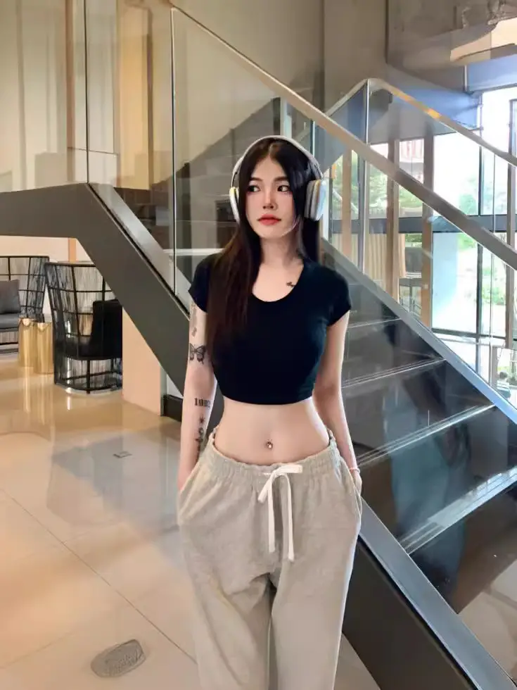 Ins Spice Girls Sexy Navel Short Solid Color T-Shirt Women's New Slim-fit Slimming Pure U-collar Base Top Women's T-tide