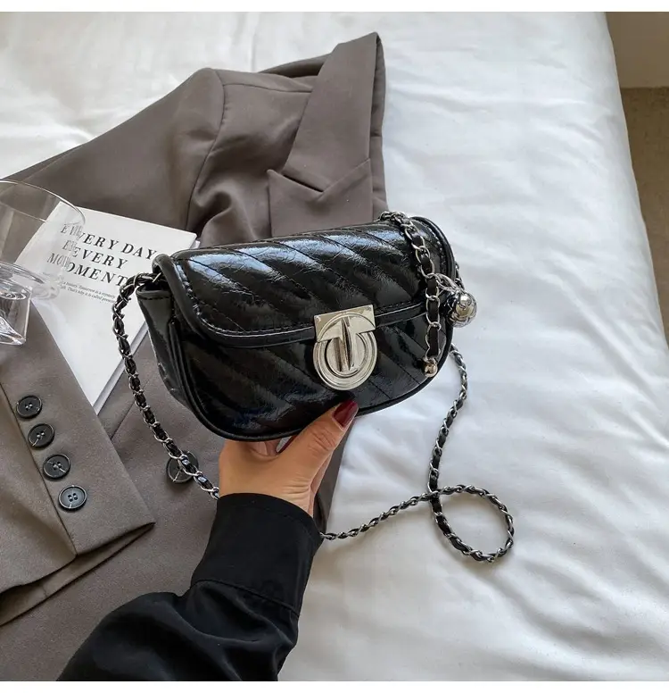 2026 Silver Lock Chain Crossbody Bag for Women — feature 24