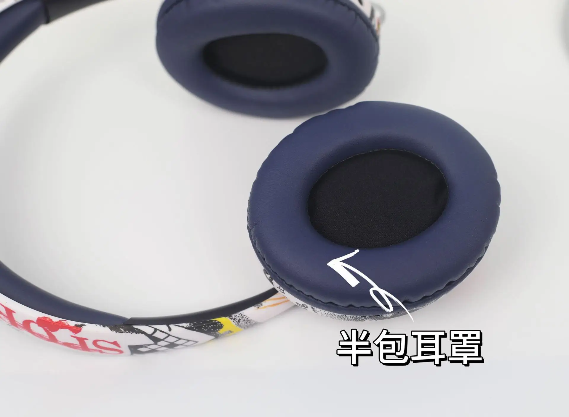 Wireless Over-Ear Headphones Bluetooth 5.3 Silver Cartoon Graffiti — feature 10