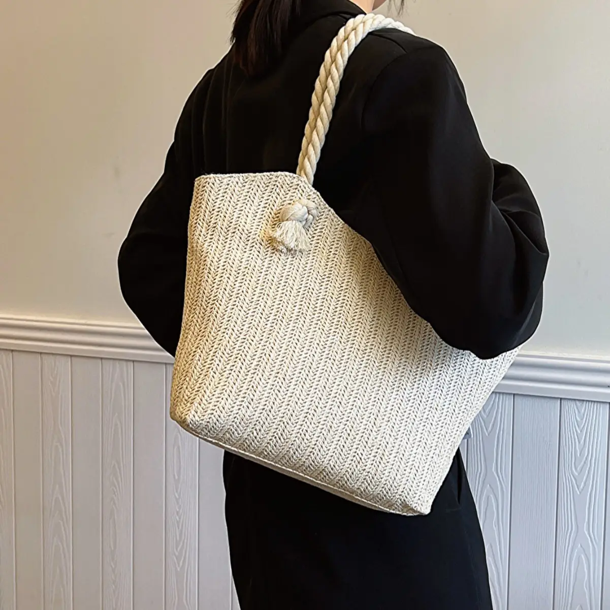 Large Capacity Woven Straw Shoulder Bag 2024 — feature 10