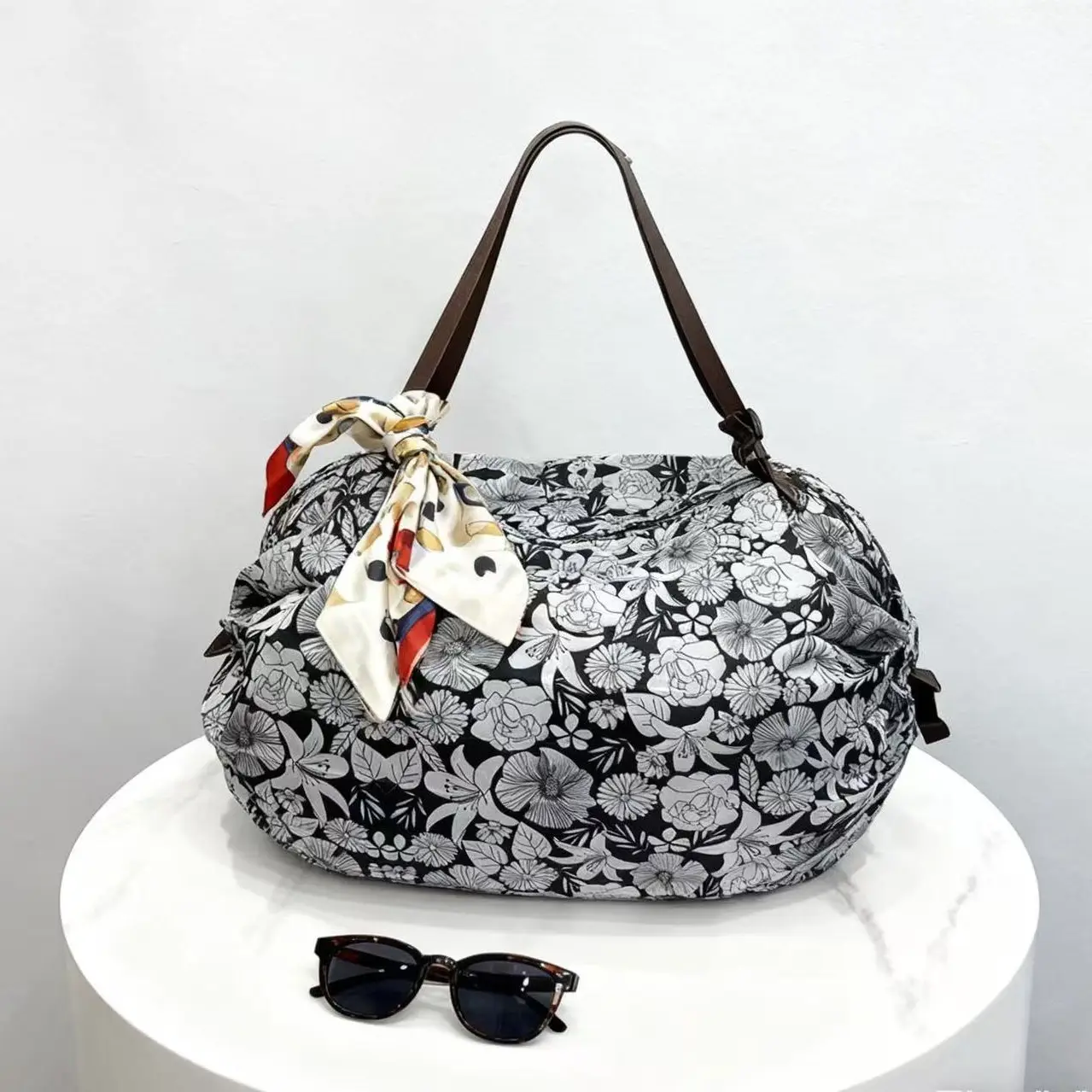 Green Foldable Tote Bag for Women, Large Capacity, Roll-Up Design - Image 81