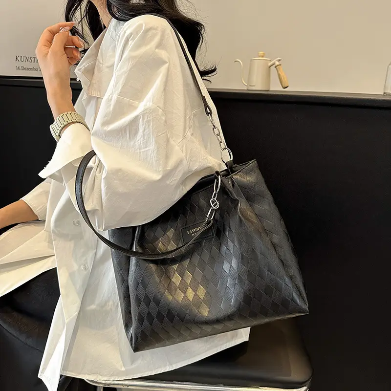 Large Capacity Women's Textured Shoulder Bag 2024 - Image 6