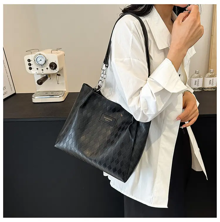 Large Capacity Women's Textured Shoulder Bag 2024 — feature 17