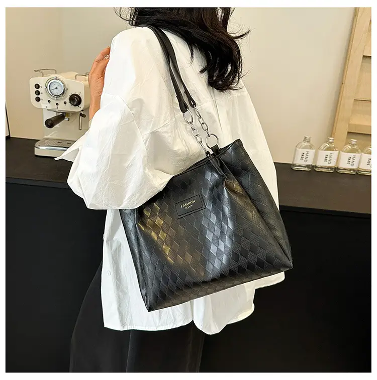 Large Capacity Women's Textured Shoulder Bag 2024 — feature 19