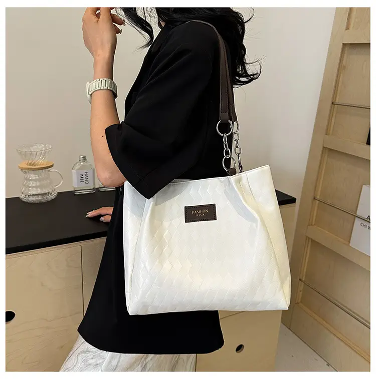 Large Capacity Women's Textured Shoulder Bag 2024 — feature 23