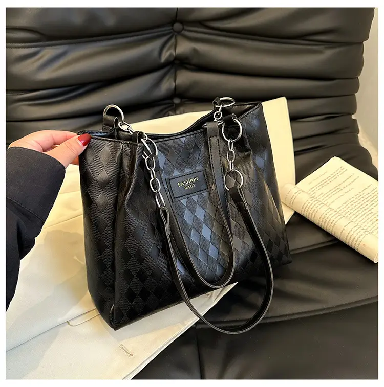Large Capacity Women's Textured Shoulder Bag 2024 — feature 27