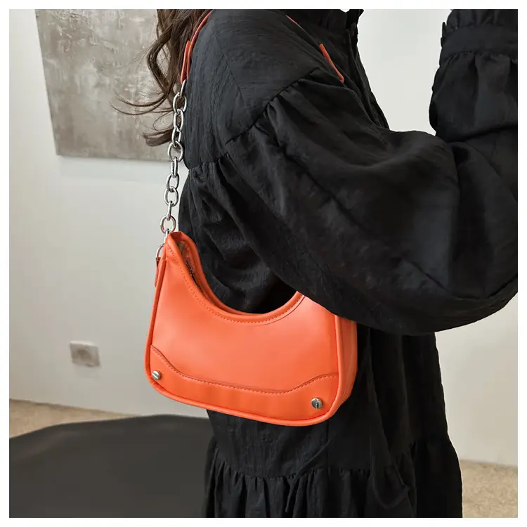 White Chain Shoulder Bag for Women Summer 2024 — feature 9