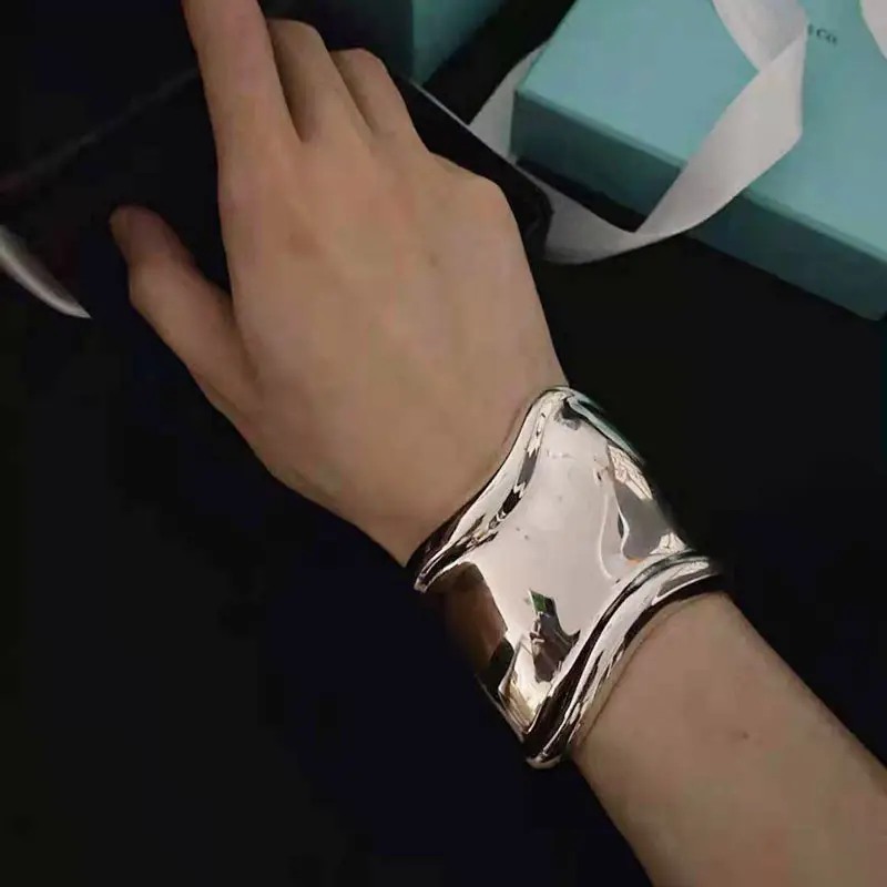 Europe and the United States cross-border metal flower bracelet exaggerated niche high sense bracelet arm ring design temperament jewelry wholesale