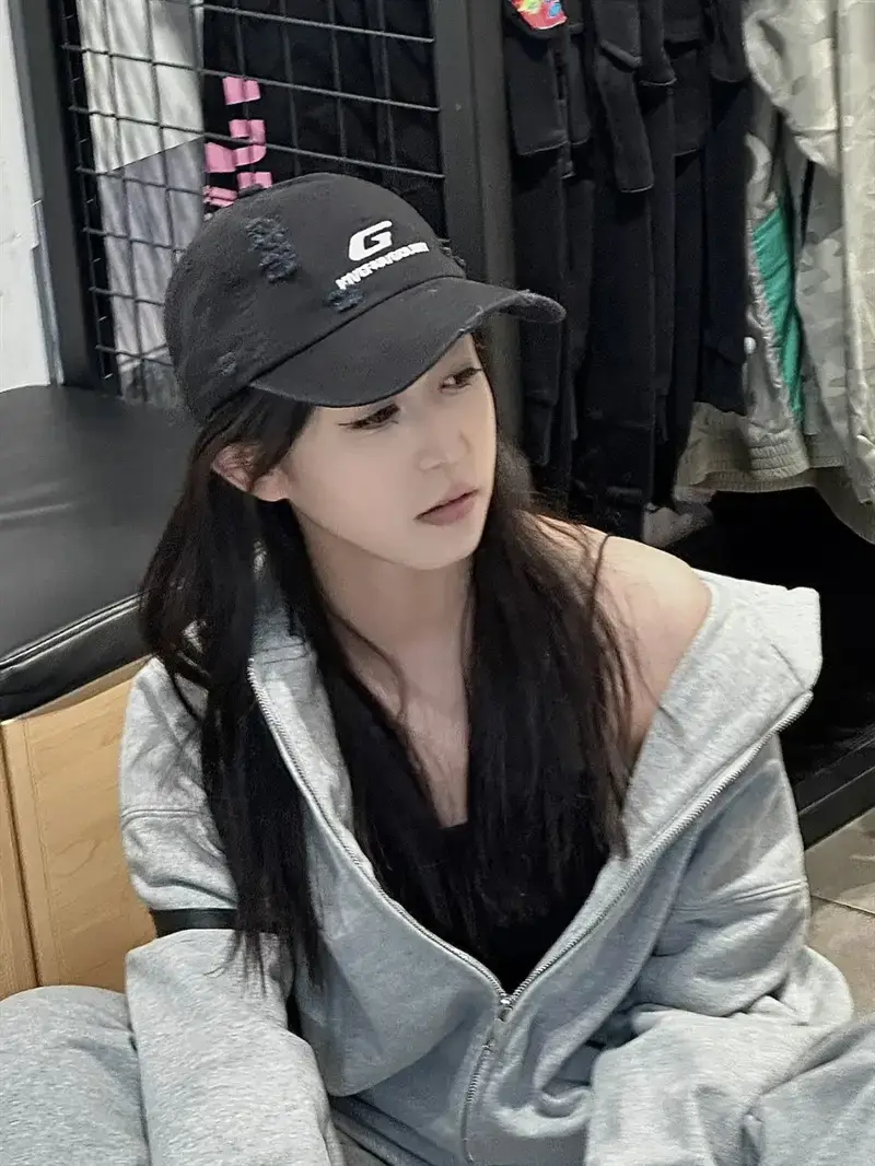 Red G-Embroidered Baseball Cap for Men Women — feature 19