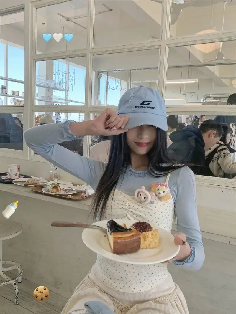 Red G-Embroidered Baseball Cap for Men Women — feature 8