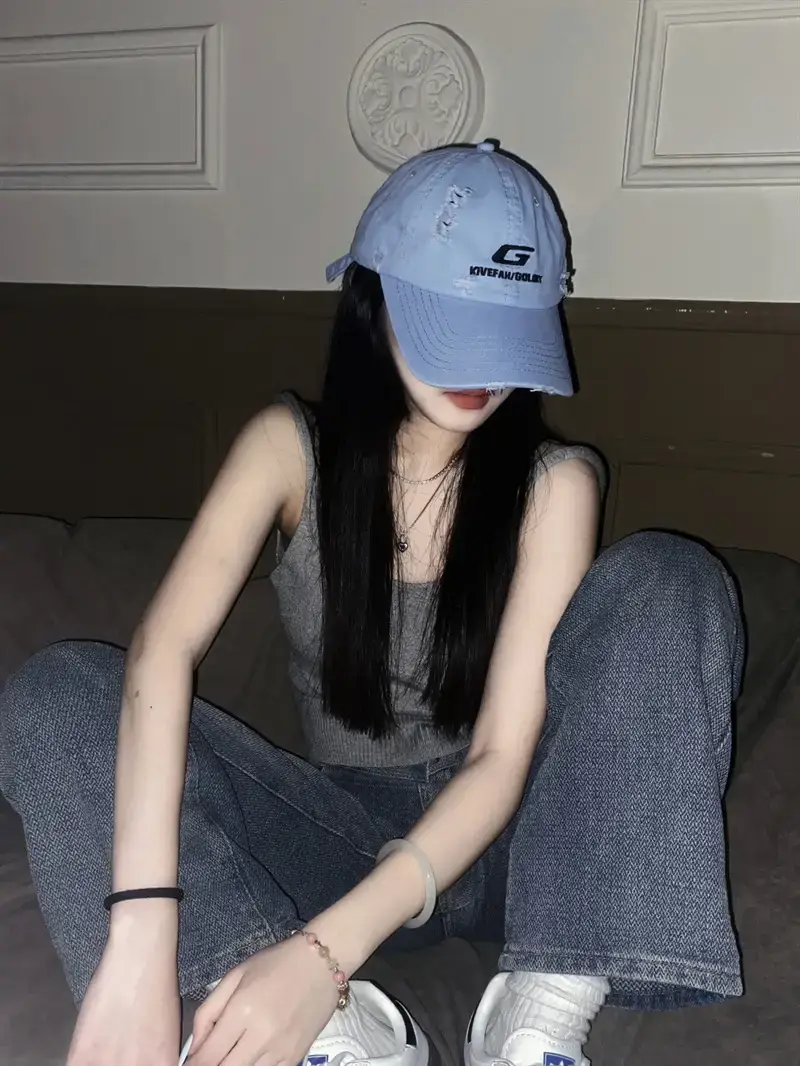 Red G-Embroidered Baseball Cap for Men Women — feature 9