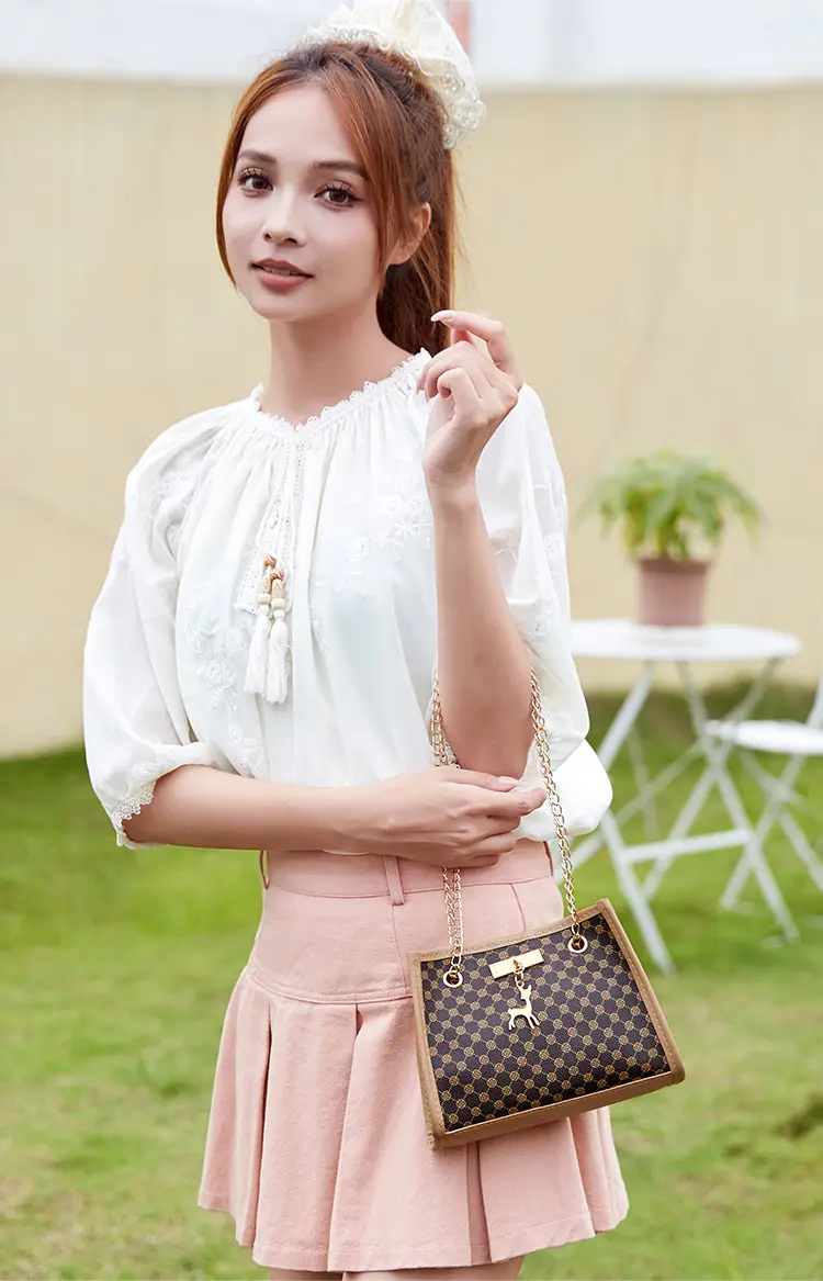 Fawn Pendant Crossbody Bag Diamond Embroidered Women — feature 13