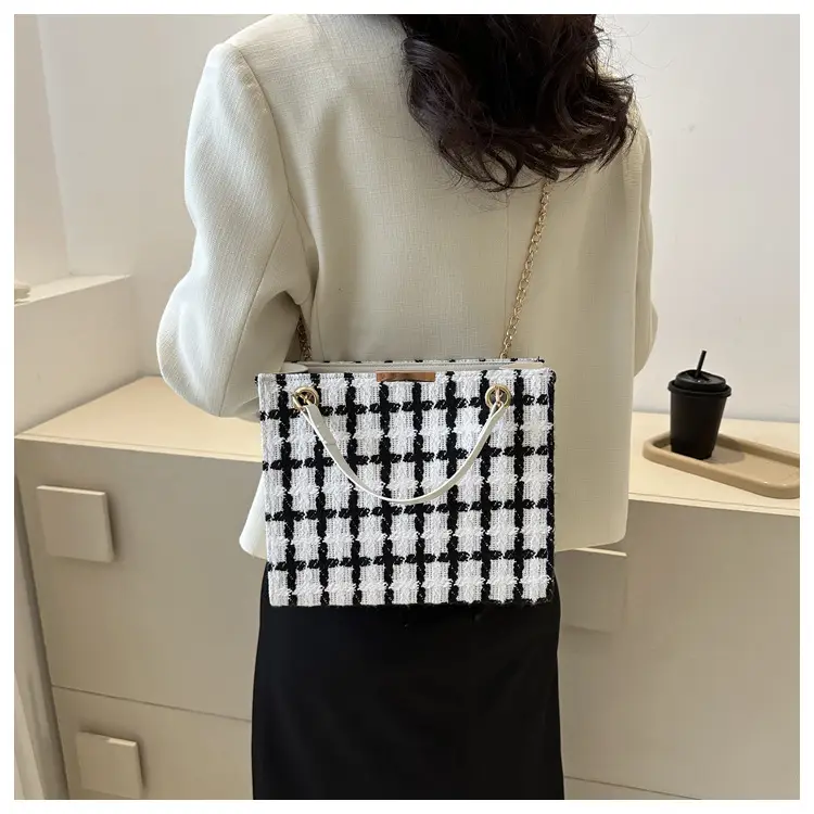 Black Chain Shoulder Bag for Women 2026 — feature 10