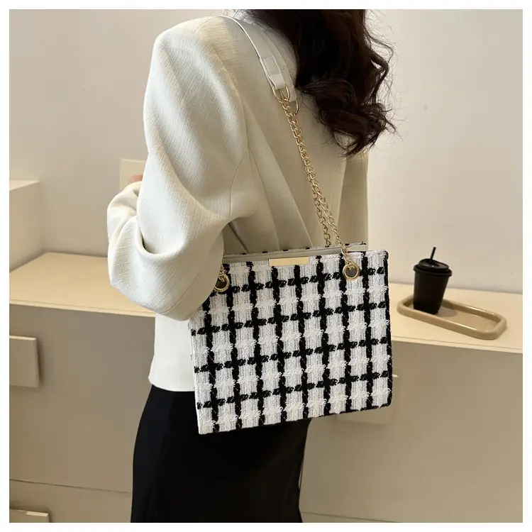 Black Chain Shoulder Bag for Women 2026 — feature 8