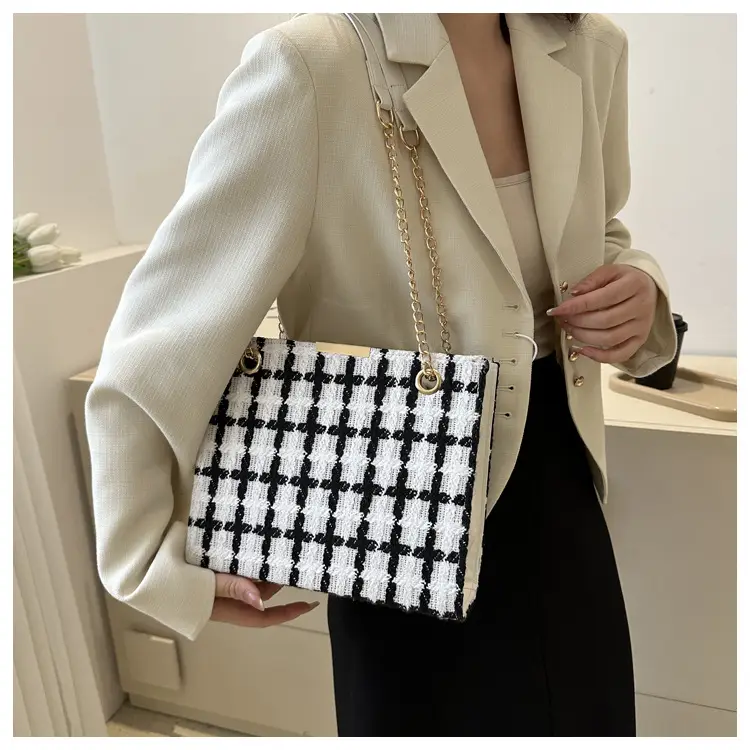 Black Chain Shoulder Bag for Women 2026 — feature 9