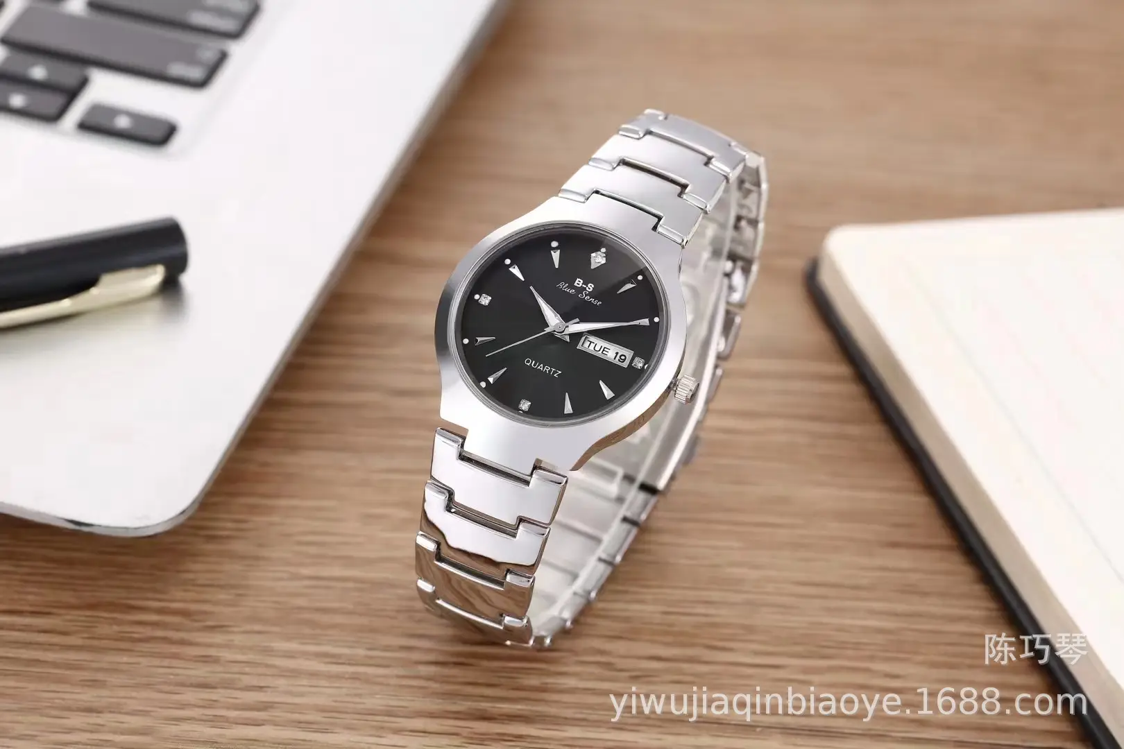 Men's Women's Stainless Steel Calendar Watch 2024