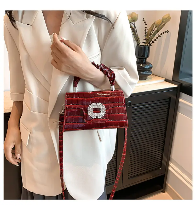 Golden Pleated Diamond Handbag for Women — feature 14