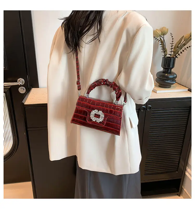 Golden Pleated Diamond Handbag for Women — feature 16