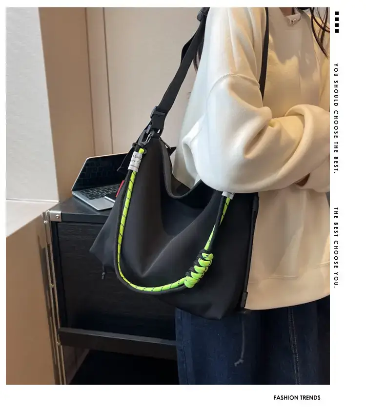 Women's Large Capacity Korean Style Shoulder Crossbody Bag — feature 3