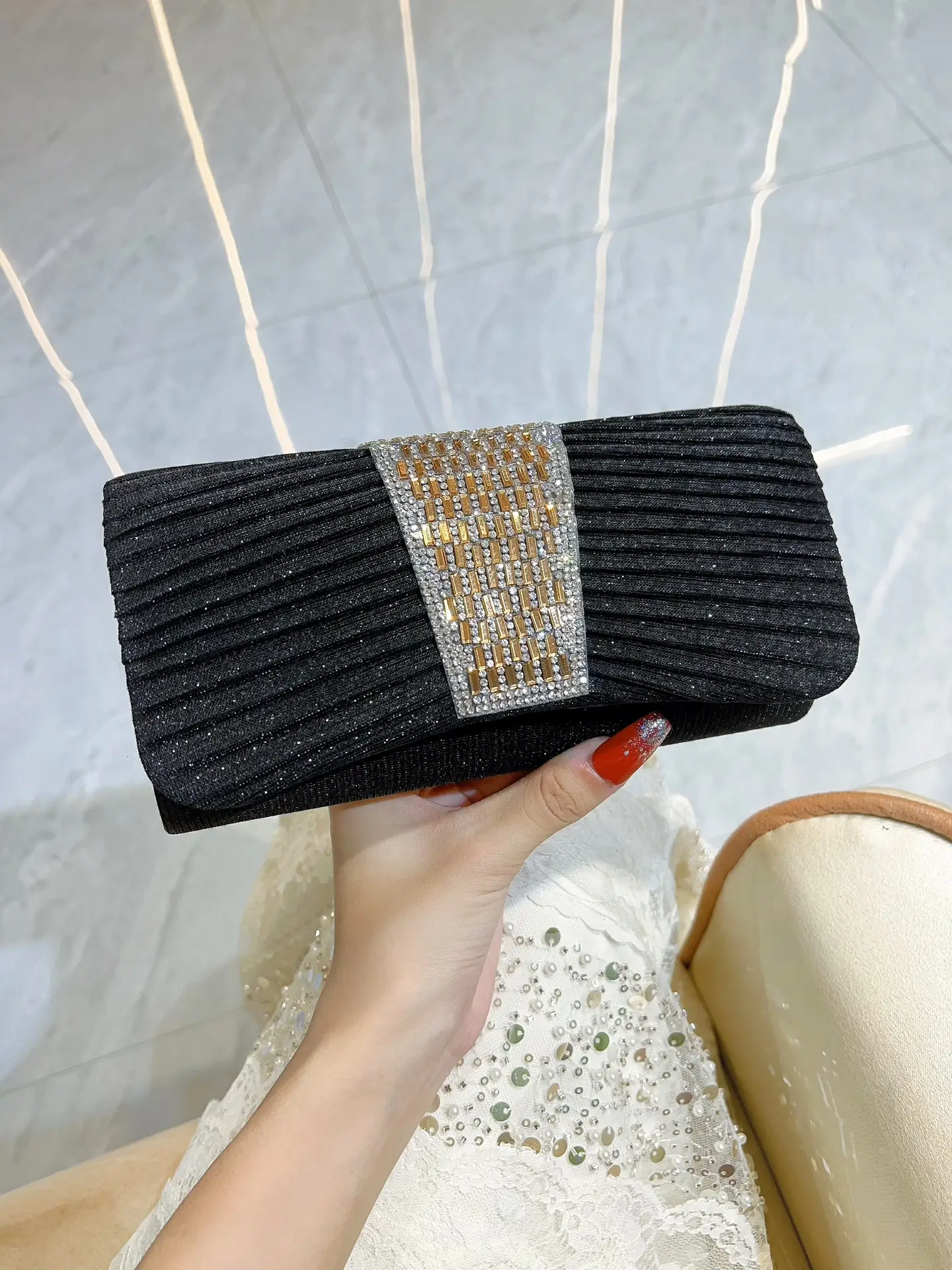 Diamond-encrusted Women's Rhinestone Crossbody Bag — feature 10