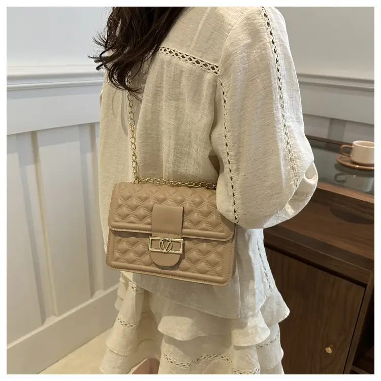 White Rhombic Chain Shoulder Bag for Women — feature 15
