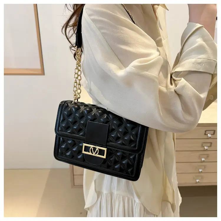 White Rhombic Chain Shoulder Bag for Women — feature 19