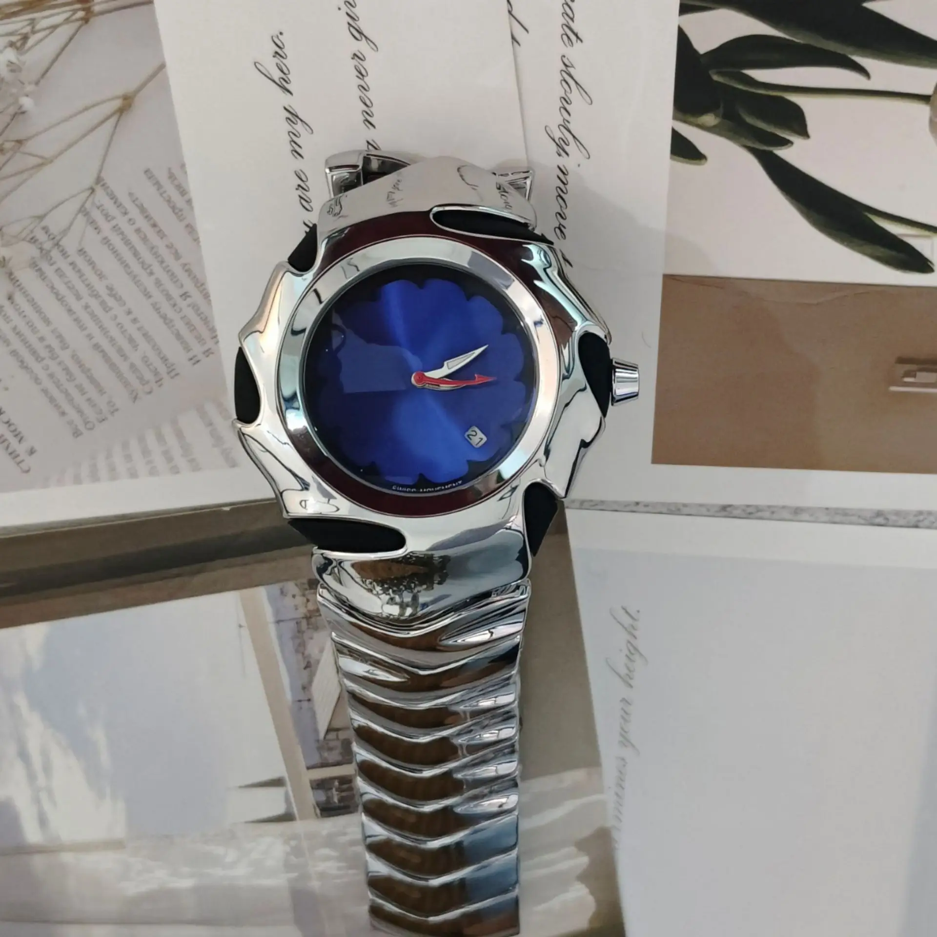 Special Shape Retro Watches for Men Silver Blue Dial — feature 4