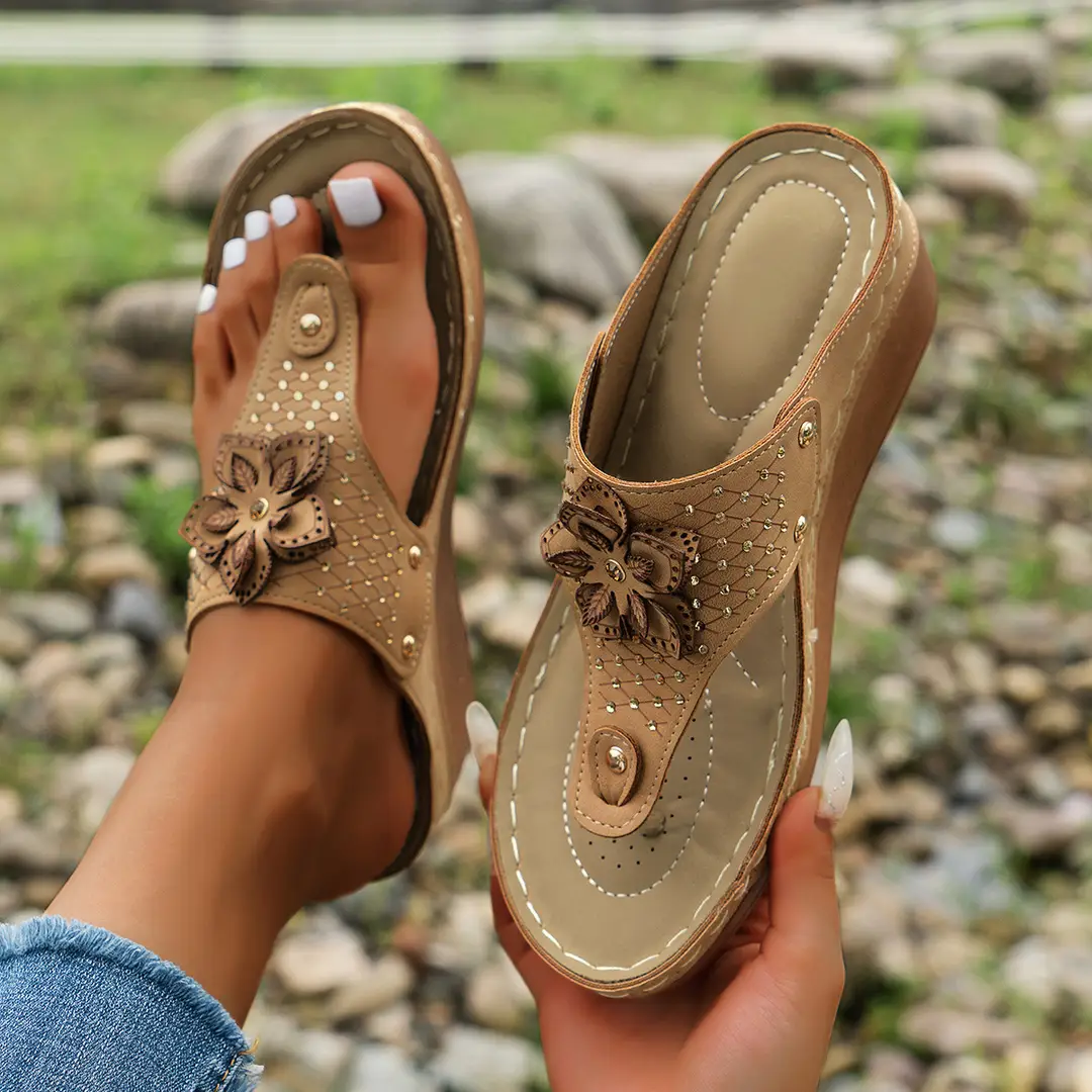 2024 Summer Cross-Border Foreign Trade Thick-Soled Wedge-Heeled Large-Size Slippers Flip-Flops Platform-Soled Casual Fashion Versatile Women's Shoes - Image 3