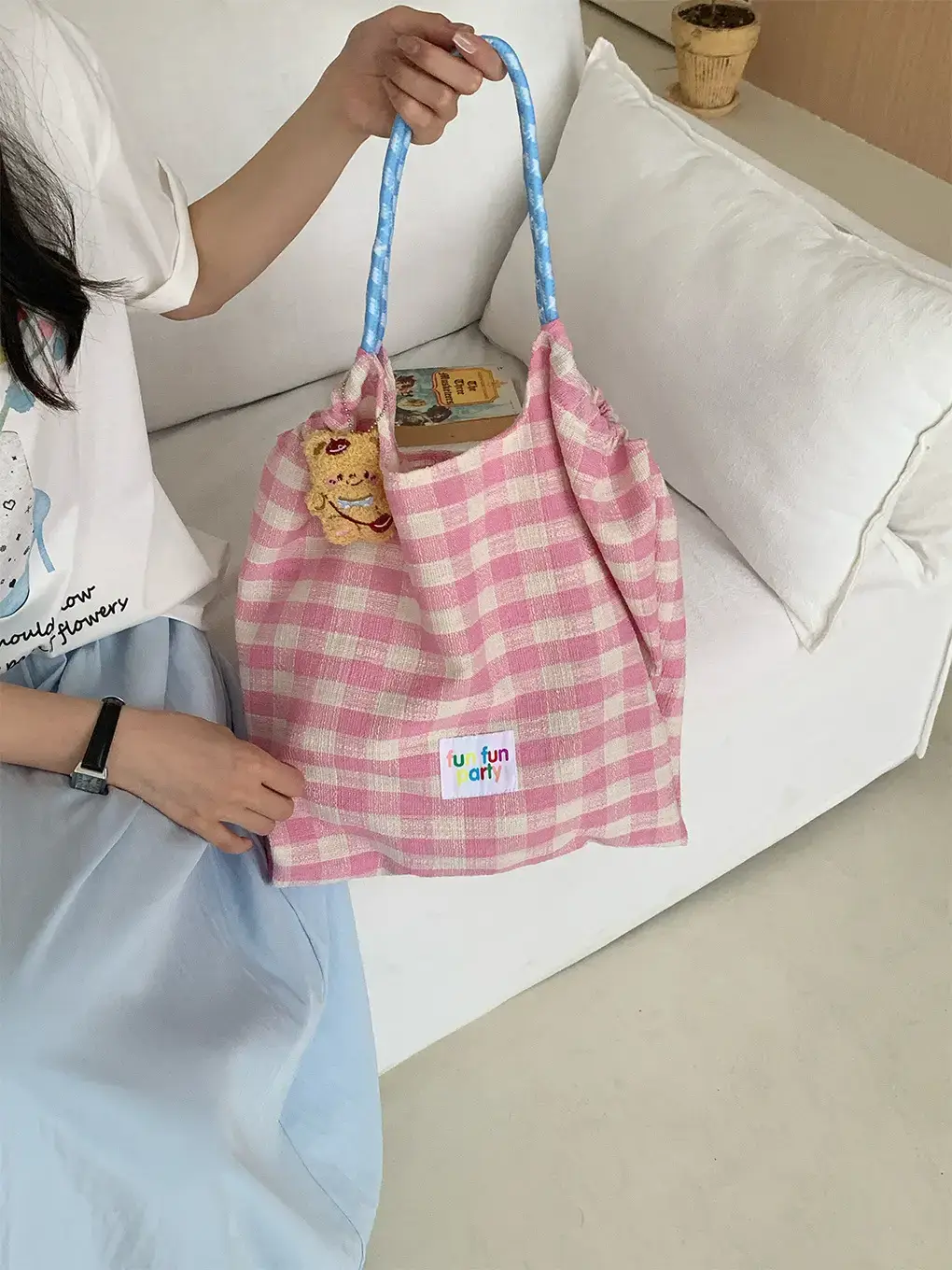 Cream Plaid Drawstring Tote Bag Large Capacity Travel Bag — feature 15
