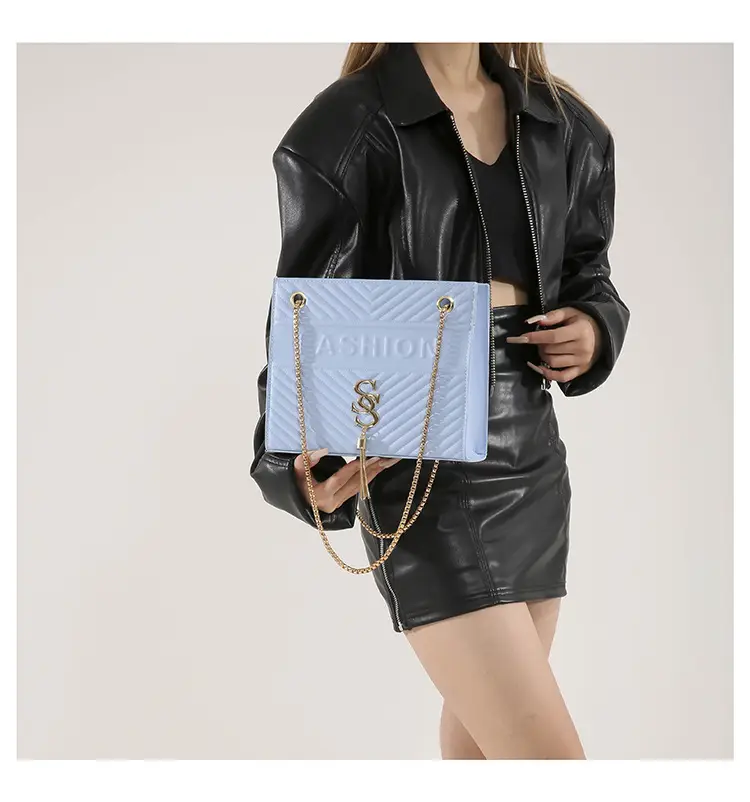 Elegant Gold Chain Crossbody Bag for Women 2024 — feature 17