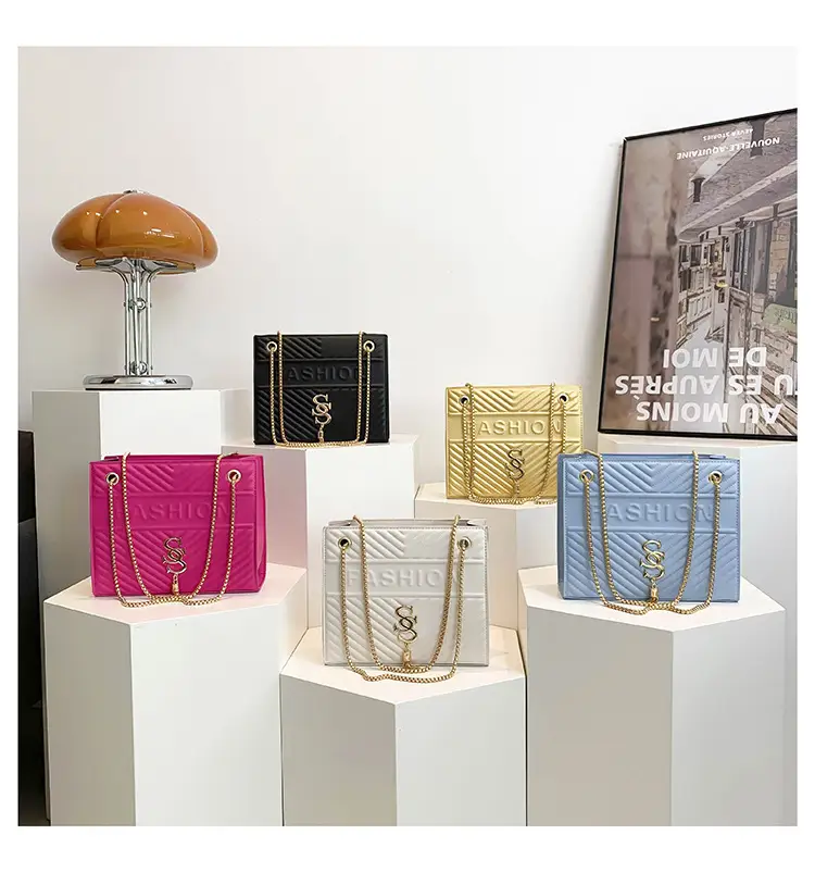 Elegant Gold Chain Crossbody Bag for Women 2024 — feature 46