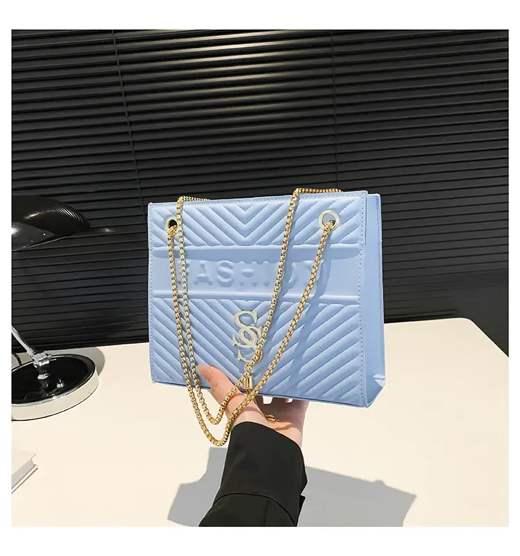 Elegant Gold Chain Crossbody Bag for Women 2024 — feature 49