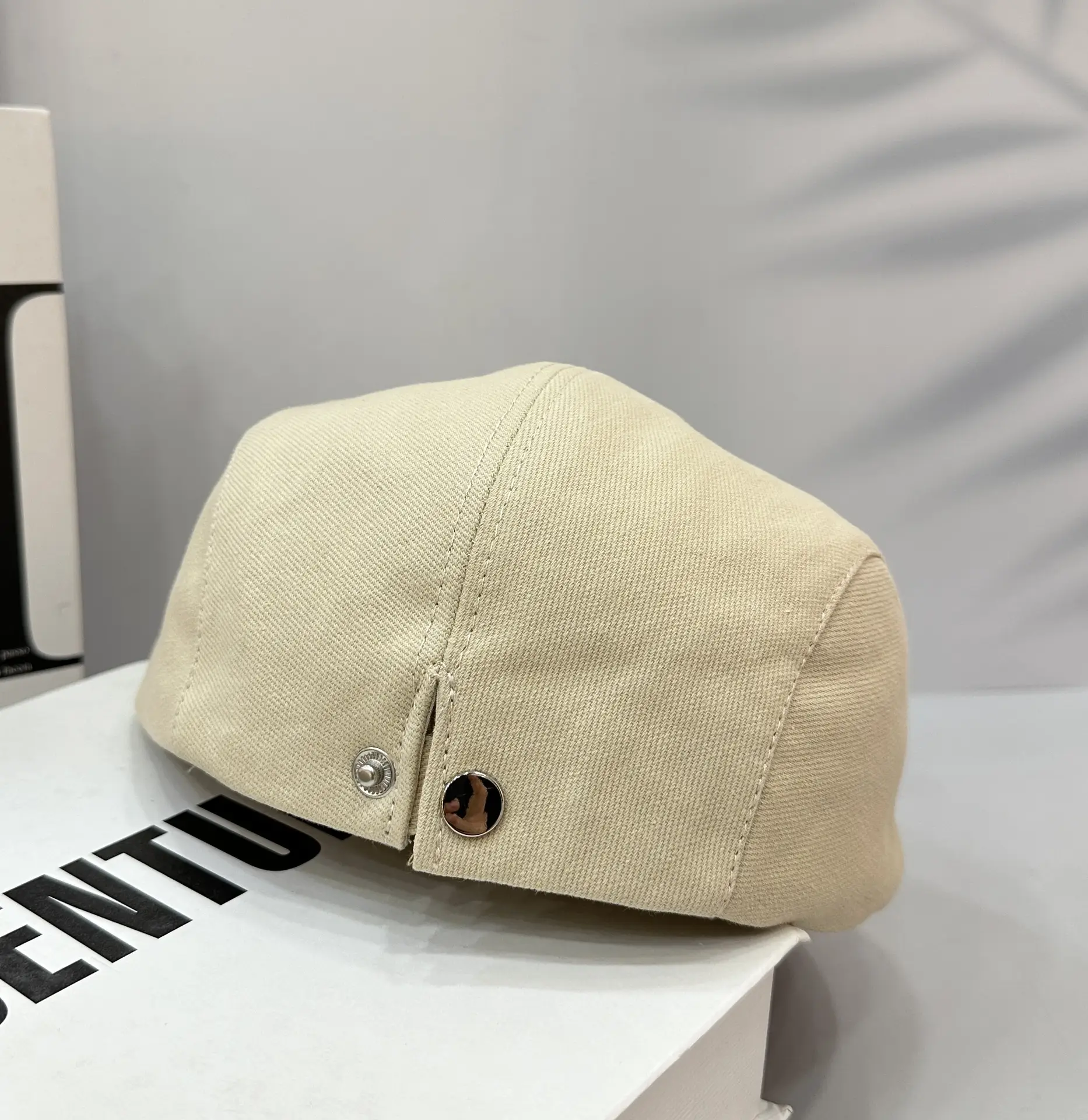 British Style Vintage Newsboy Hat for Men Beige — feature 9