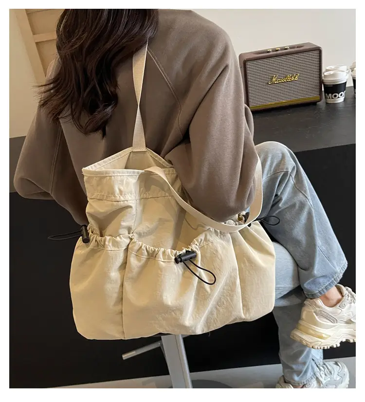 Women Lightweight Large Capacity Shoulder Bag 2026 — feature 10