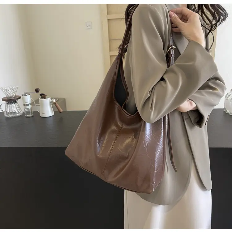 Black Leather Shoulder Bag for Women 2024 — feature 17