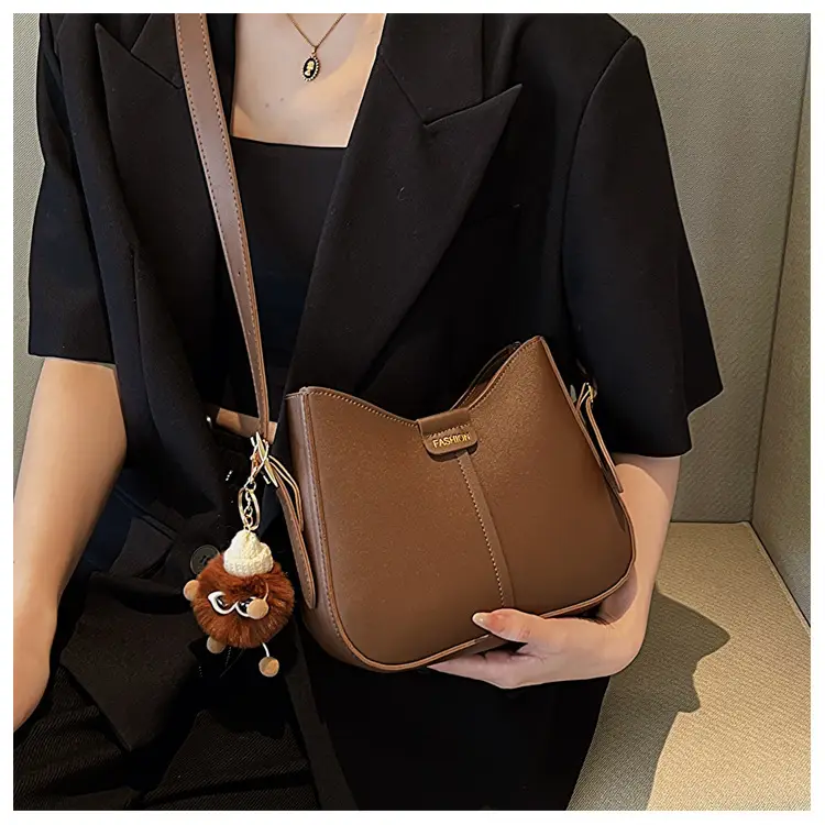 Vintage Black Leather Shoulder Bag for Women 2024 — feature 14