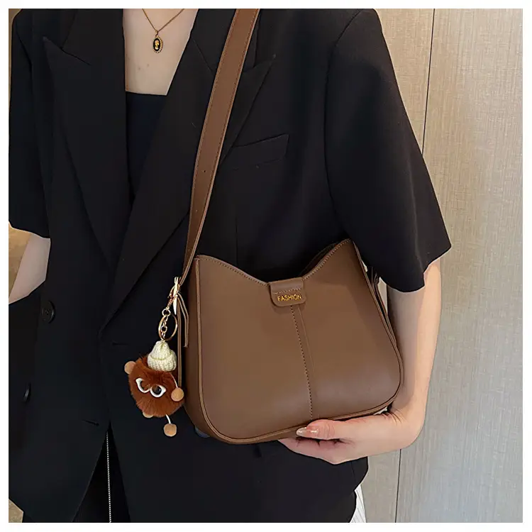 Vintage Black Leather Shoulder Bag for Women 2024 — feature 21