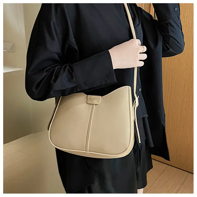 Vintage Black Leather Shoulder Bag for Women 2024 — feature 28