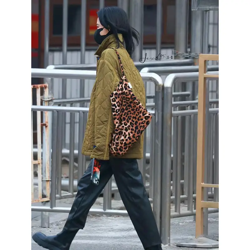 Modern Leopard Print Crossbody Bag for Women - Image 3